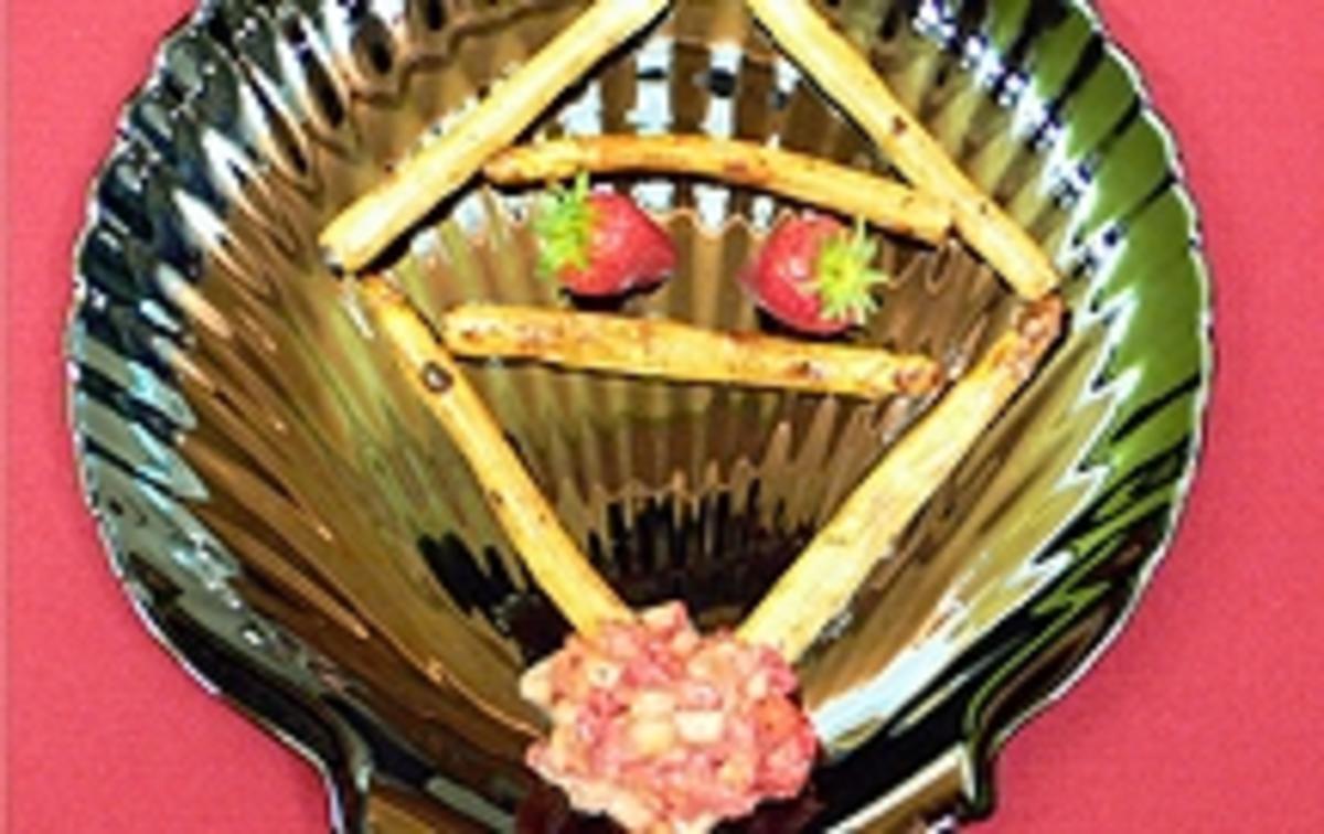 Gebratener Spargel mit gepfefferten Erdbeeren - Rezept