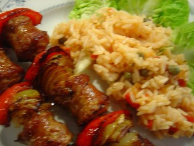 Bratwurst-Schaschlik-Spieße mit würzigem Reis - Rezept - kochbar.de