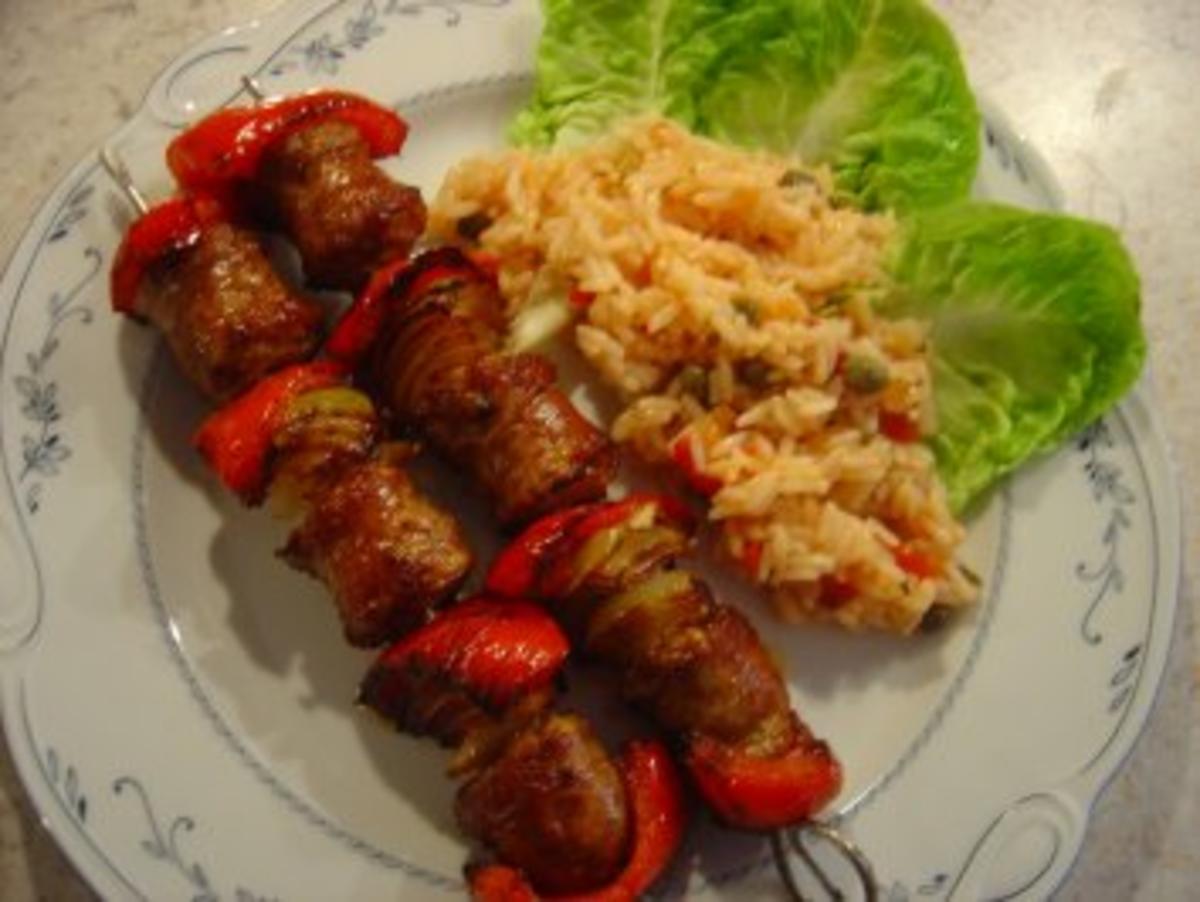 Bratwurst-Schaschlik-Spieße mit würzigem Reis - Rezept - kochbar.de