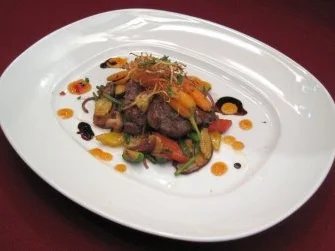 Straußensteak auf Wokgemüse, Kartoffelnudeln und Ingwerkarotten - Rezept