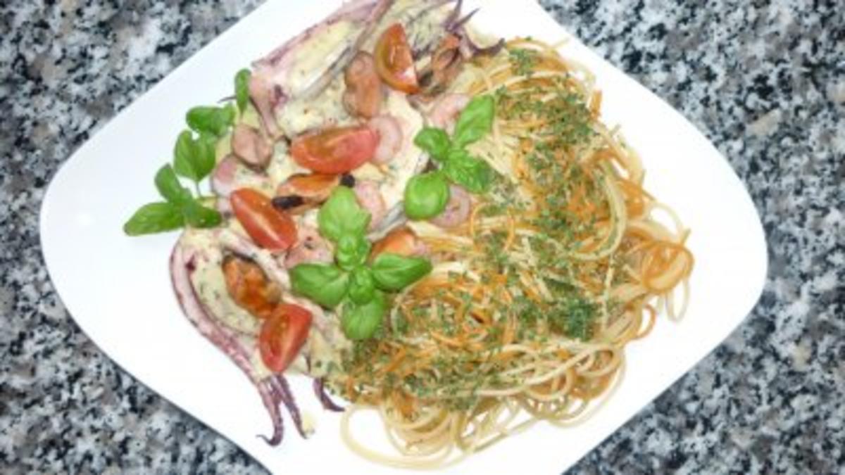 Meereskomposition mit Spaghetti Tricolore an Kräutersauce - Rezept