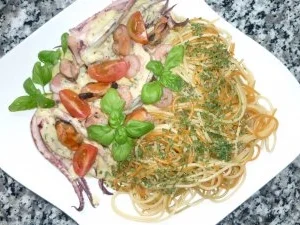 Rezept: Meereskomposition mit Spaghetti Tricolore an Kräutersauce Meereskomposition mit Spaghetti Tricolore an Kräutersauce - Rezept