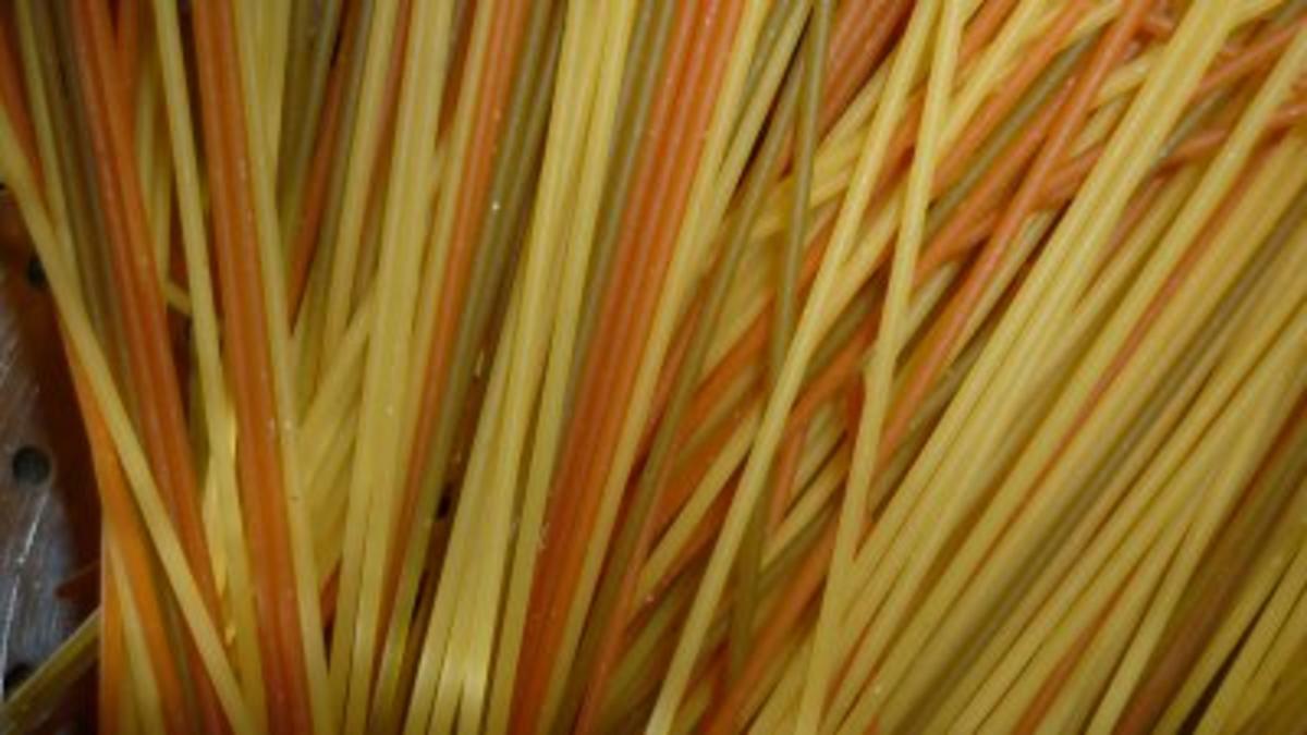 Meereskomposition mit Spaghetti Tricolore an Kräutersauce - Rezept - Bild Nr. 4