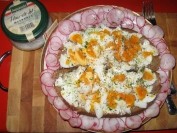 Rezept: Ei auf Bauernbrot mit Radieschen Bild Nr. 4 Ei auf Bauernbrot mit Radieschen - Rezept - Bild Nr. 4
