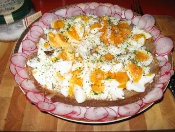 Rezept: Ei auf Bauernbrot mit Radieschen Ei auf Bauernbrot mit Radieschen - Rezept