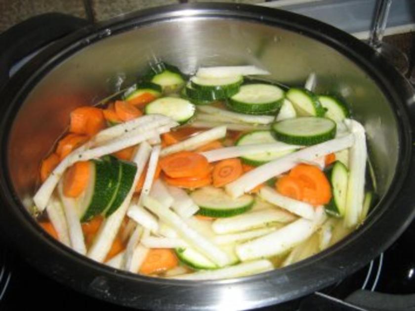 Karotten Kohlrabi Zucchini Gemüse - schnell &amp; einfach - 25 kcal/100g