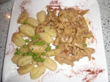 Schweinegeschnetzeltes in Paprika-Zwiebelsahne - Rezept