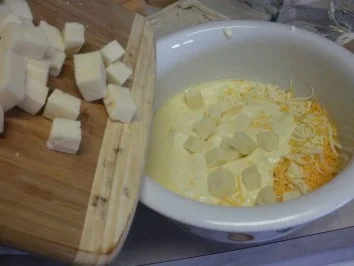 Pizza zugedeckt - Rustica - Bratwursthack mit verschiedenen Kaesen - Rezept - Bild Nr. 3