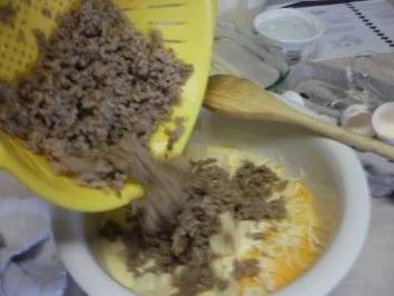 Pizza zugedeckt - Rustica - Bratwursthack mit verschiedenen Kaesen - Rezept - Bild Nr. 4