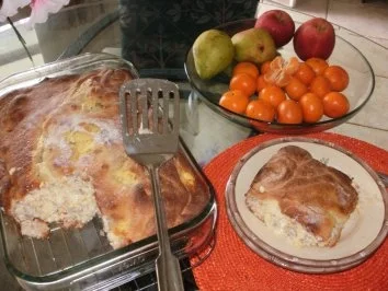 Pizza zugedeckt - Rustica - Bratwursthack mit verschiedenen Kaesen - Rezept