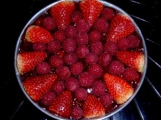 Rezept: Erdbeer-Früchte-Sahne-Torte Bild Nr. 6 Erdbeer-Früchte-Sahne-Torte - Rezept - Bild Nr. 6