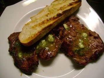 Grillen : Entrecôte mit Kräuterbutter - Rezept
