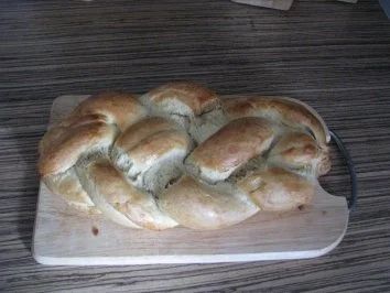 "FRÜHSTÜCK" Hefezopf mit Mandelfüllung - Rezept