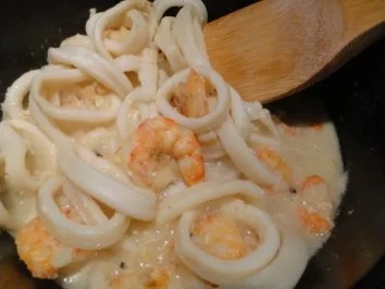 Rezept: Nudelnester mit Tintenfischringe und Riesengarnelen (Fotos) Bild Nr. 4 Nudelnester mit Tintenfischringe und Riesengarnelen (Fotos) - Rezept - Bild Nr. 4