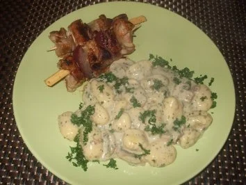 Rezept: Schweinefiletspießchen mit Gnocchi in Champignon Käsesoße Schweinefiletspießchen mit Gnocchi in Champignon Käsesoße - Rezept
