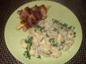 Schweinefiletspießchen mit Gnocchi in Champignon Käsesoße - Rezept