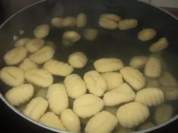 Rezept: Schweinefiletspießchen mit Gnocchi in Champignon Käsesoße Bild Nr. 5 Schweinefiletspießchen mit Gnocchi in Champignon Käsesoße - Rezept - Bild Nr. 5