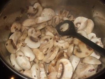 Rezept: Schweinefiletspießchen mit Gnocchi in Champignon Käsesoße Bild Nr. 3 Schweinefiletspießchen mit Gnocchi in Champignon Käsesoße - Rezept - Bild Nr. 3