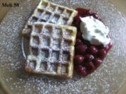 Desserts: Schmandwaffeln mit Kirschkompott und Eierlikörsahne - Rezept