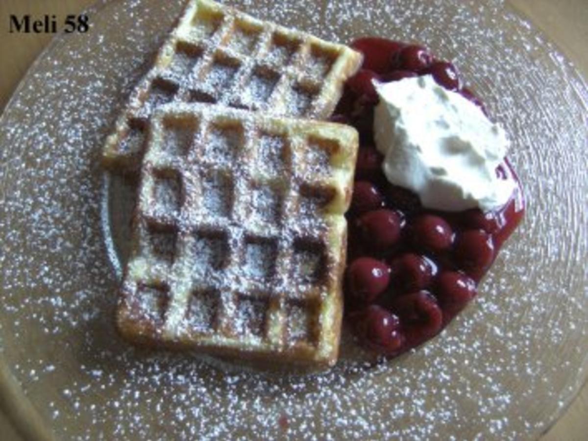 Desserts: Schmandwaffeln mit Kirschkompott und Eierlikörsahne - Rezept ...