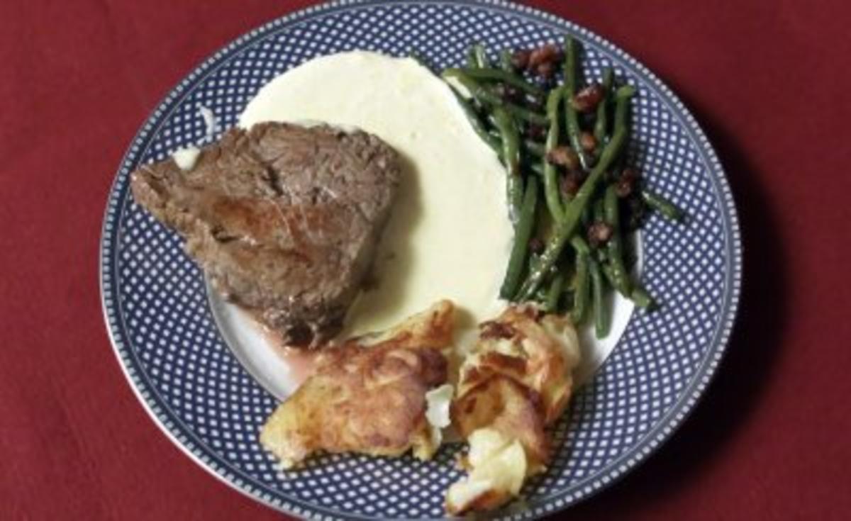 Steak mit grünen Speckbohnen, dazu gebratene Kartoffeln und Sauce Béarnaise (René Weller) - Rezept