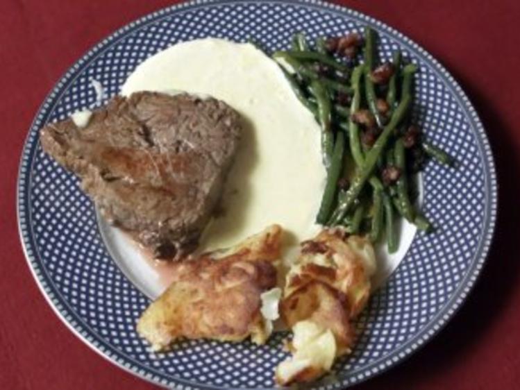 Steak mit grünen Speckbohnen, dazu gebratene Kartoffeln und Sauce ...