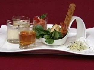 Rezept: Suppen-Trilogie, dazu Feldsalat, Mousse aus Strauchtomaten und Black Tiger Prawns (Gracia Baur) Suppen-Trilogie, dazu Feldsalat, Mousse aus Strauchtomaten und Black Tiger Prawns (Gracia Baur) - Rezept
