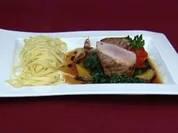Kalbsrücken auf Blattspinat, dazu Tagliatelle in Orangensoße (Gracia Baur) - Rezept