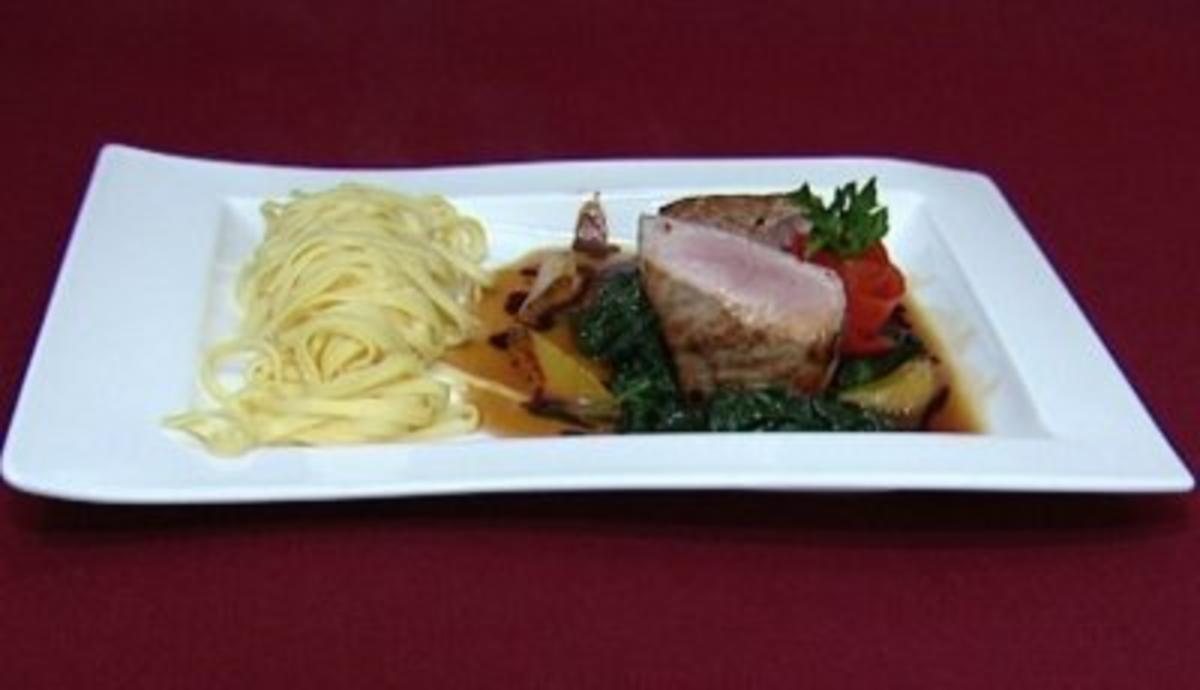 Bilder für Kalbsrücken auf Blattspinat, dazu Tagliatelle in Orangensoße (Gracia Baur) - Rezept