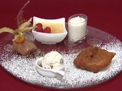 Apfelküchlein, Walnusseis mit Amaretto, Mousse au Chocolat, Crème Brulée und Pina Colada Espuma (Gracia Baur) - Rezept