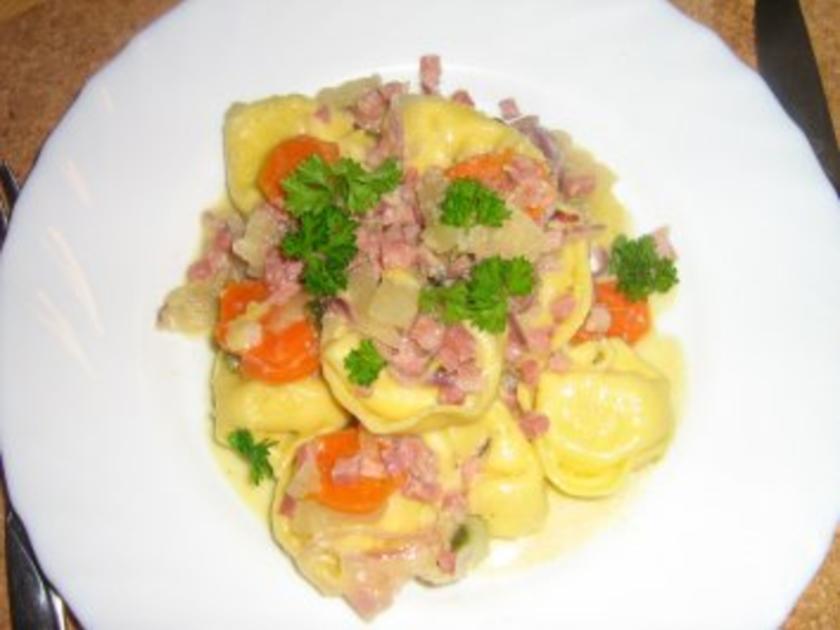 Tortellini mit Käse gefüllt mit Gemüse Sahne Soße - schnell & einfach ... Tortellini mit Käse gefüllt mit Gemüse Sahne Soße - schnell & einfach ...
