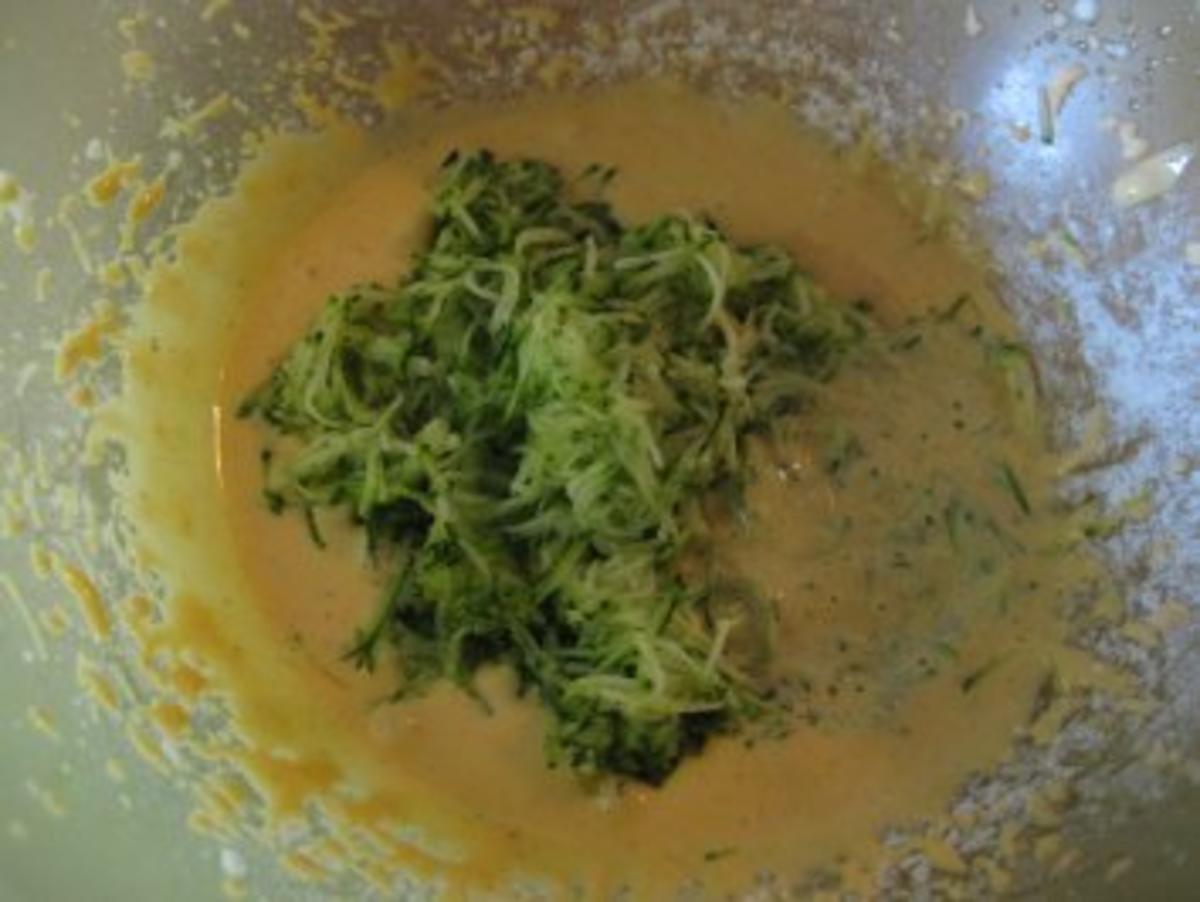 Zucchini - Käse - Küchlein mit feurigem Tomatendip - Rezept - Bild Nr. 4
