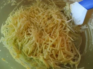 Rezept: Zucchini - Käse - Küchlein mit feurigem Tomatendip Bild Nr. 5 Zucchini - Käse - Küchlein mit feurigem Tomatendip - Rezept - Bild Nr. 5