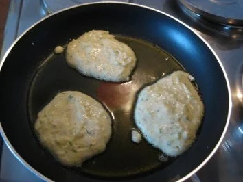 Rezept: Zucchini - Käse - Küchlein mit feurigem Tomatendip Bild Nr. 7 Zucchini - Käse - Küchlein mit feurigem Tomatendip - Rezept - Bild Nr. 7