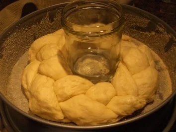 Rezept: Hefe: HEFEKRANZ zum Osterfrühstück Bild Nr. 6 Hefe: HEFEKRANZ zum Osterfrühstück - Rezept - Bild Nr. 6