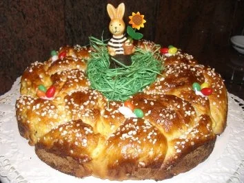 Rezept: Hefe: HEFEKRANZ zum Osterfrühstück Hefe: HEFEKRANZ zum Osterfrühstück - Rezept