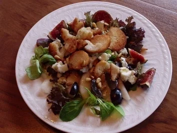 "Süsser Salat" mit Feige, Birne, Traube und Roquefort - Rezept