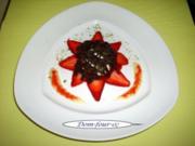 Vanillemousse auf Erdbeerpüree   von marinierten Erdbeeren um geben - Rezept