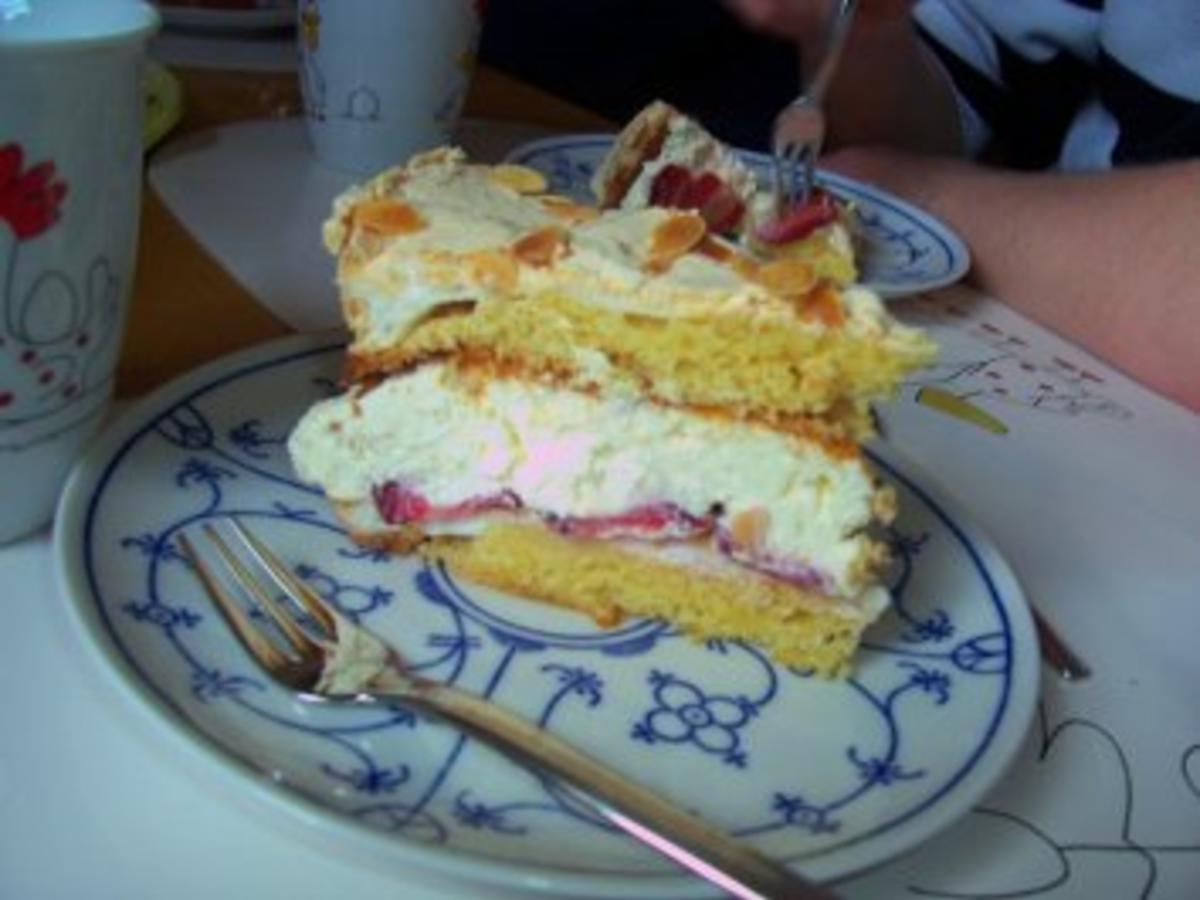 Kuchen/Torte Erdbeer Torte mit Mandel Baiser - einfach - 232 kcal/100g Kuchen/Torte Erdbeer Torte mit Mandel Baiser - einfach - 232 kcal/100g
