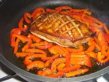 Entenbrust mariniert auf Tagliatelle mit Paprika-Rotweinsoße - Rezept - Bild Nr. 5