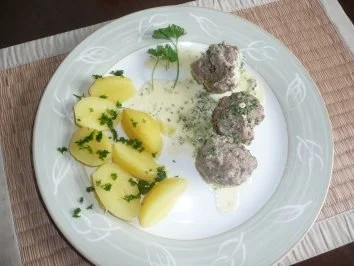 Hackbällchen in Rahmkräutersauce - Rezept