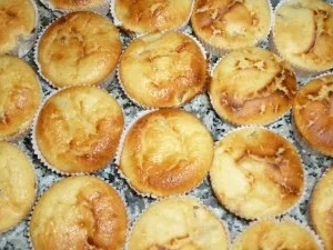 Rezept: Käsekuchenmuffins mit eingelegten Rumbirnen Käsekuchenmuffins mit eingelegten Rumbirnen - Rezept