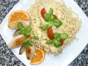 Rezept: Lachs mit Orangen- Ziegenkäserahm an Fussili Lunghi und Pernod-Schalotten Lachs mit Orangen- Ziegenkäserahm an Fussili Lunghi und Pernod-Schalotten - Rezept