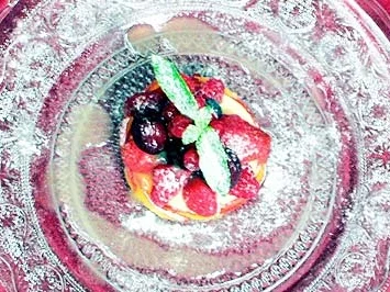 Pfirsichtörtchen mit Beeren der Saison - Rezept