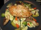 Zarte Hähnchenbrust auf Gemüsebett mit Sauce Bernaise - Rezept