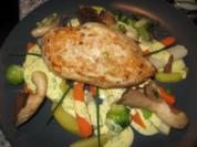 Zarte Hähnchenbrust auf Gemüsebett mit Sauce Bernaise - Rezept