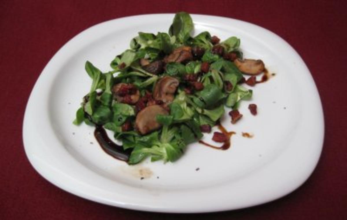 Feldsalat mit Speck und Pilzen - Field salad with bacon and mushrooms - Rezept