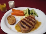 Tunfischsteak mit Gemüse und Dips - Grilled Ahi Tuna with vegetables and dip - Rezept
