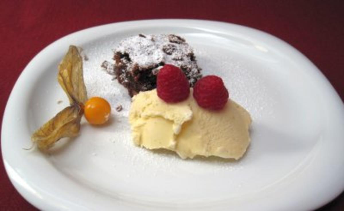 Brownie mit Vanilleeis - Chocolate brownie with homemade vanilla ice - Rezept