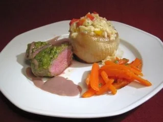 Lammlachse mit Pistazien-Pecorino-Kruste und gebackenen Risottozwiebeln - Rezept